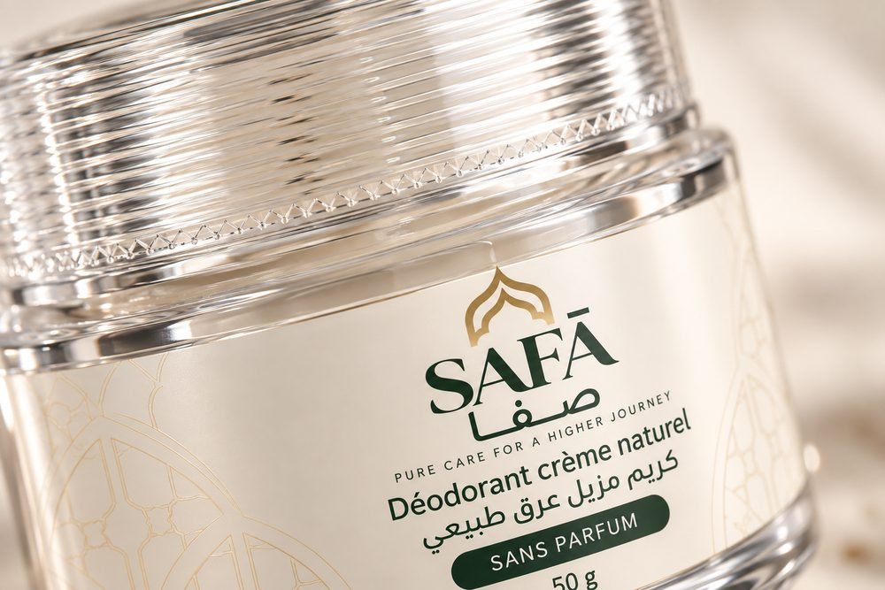 لقطة مقرّبة لملصق عبوة SAFĀ وغطائها المضلّع
